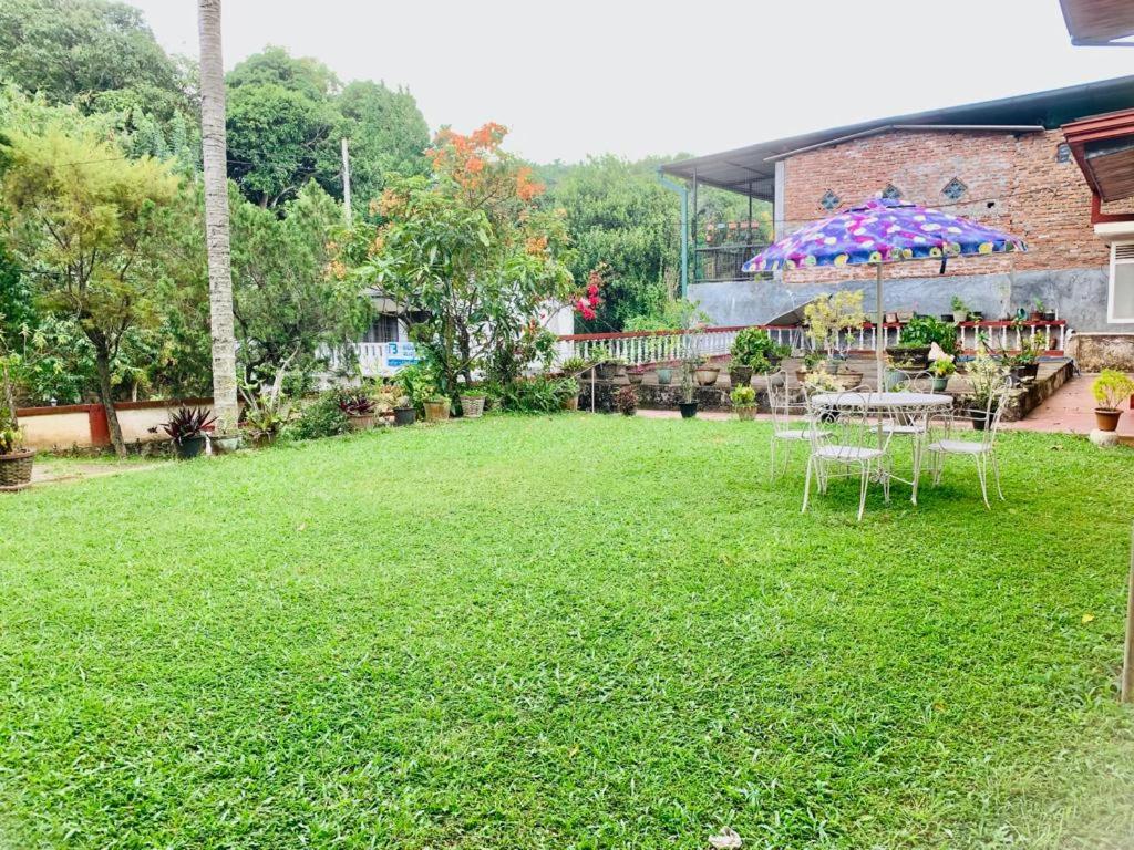 No 06 Veediya Bandara Lane Bahirawakanda Kandy Exteriör bild